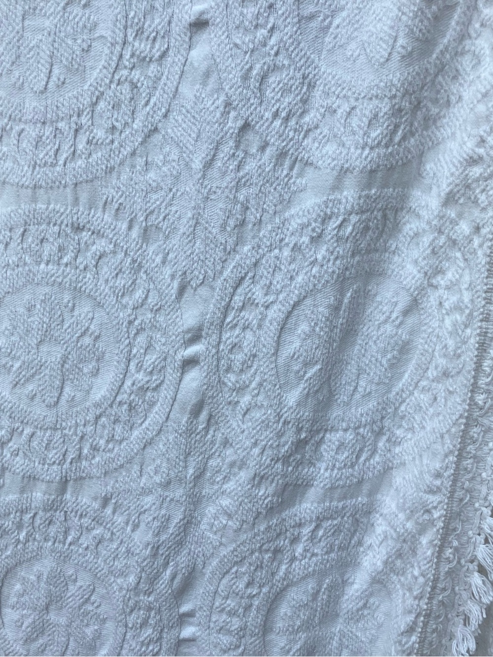 Jacquard medallions fringed cotton vintage bed spread Twin 100 x 108 rounded hem